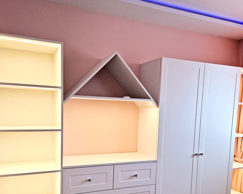 Szafa z podświetlaniem