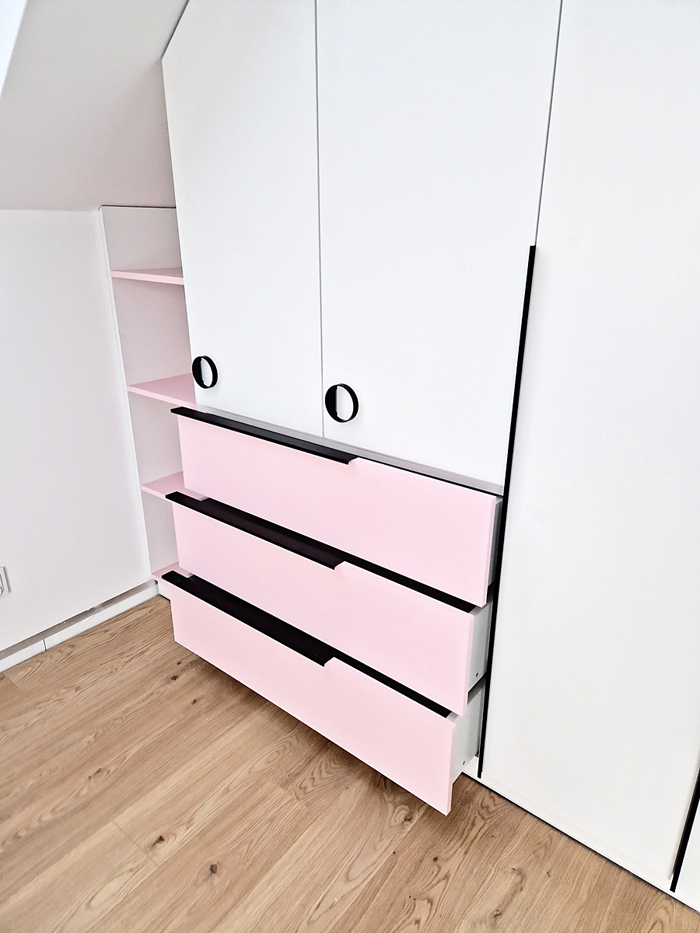 Szafa do pokoju dziecięcego z różowymi akcentami