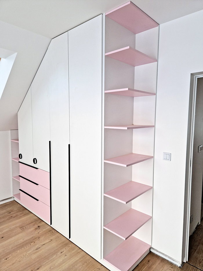 Wnętrze szafy z półkami i szufladami