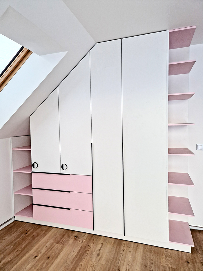 Szafa pod skosem w pokoju dziewczynki